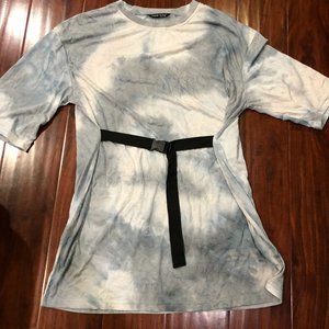 Drop shoulder buckled belted tee